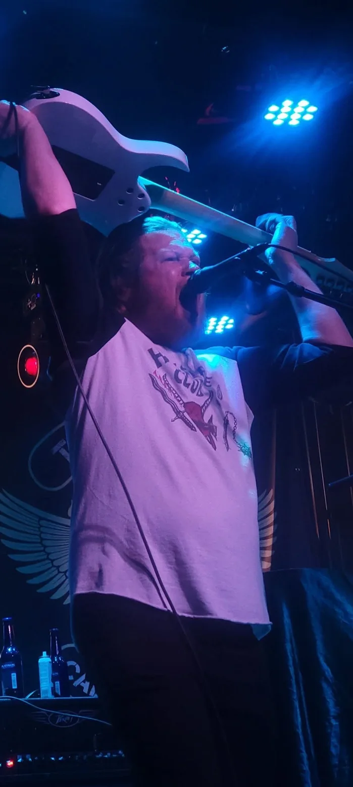 Live, guitar overhead (896×2000)